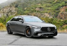 Mercedes AMG S63 del 2024, un sedán de lujo grande y confortable