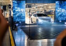 El Kia EV4 ya es el primer vehículo totalmente eléctrico de la marca que se fabrica en Europa