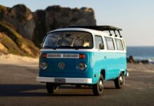 Volkswagen muestra la restaurada furgoneta T2 que sobrevivió a los incendios de California